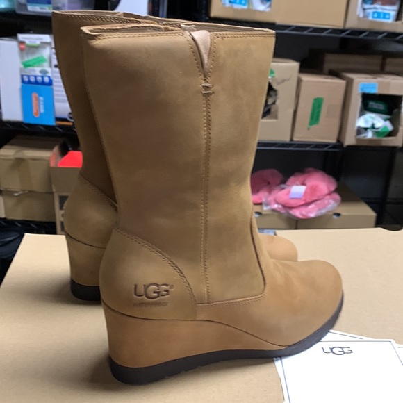 UGG Joely Shearling Lined Wedge Boot Chestnut Leather, Womens Size 6 US/ 37 EU - Picture 3 of 8